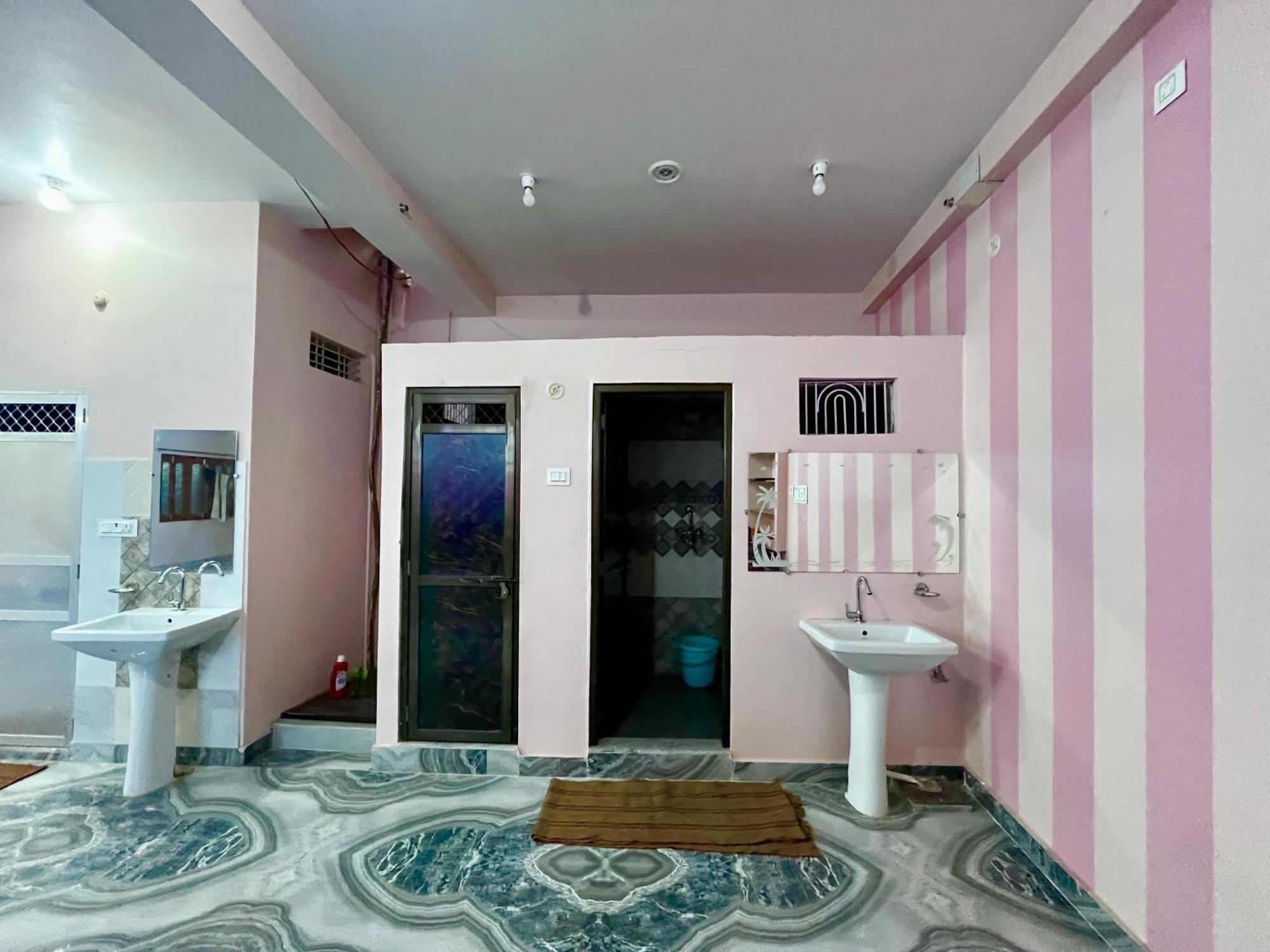 Trilok Residency - Dashashwamedh Guest house