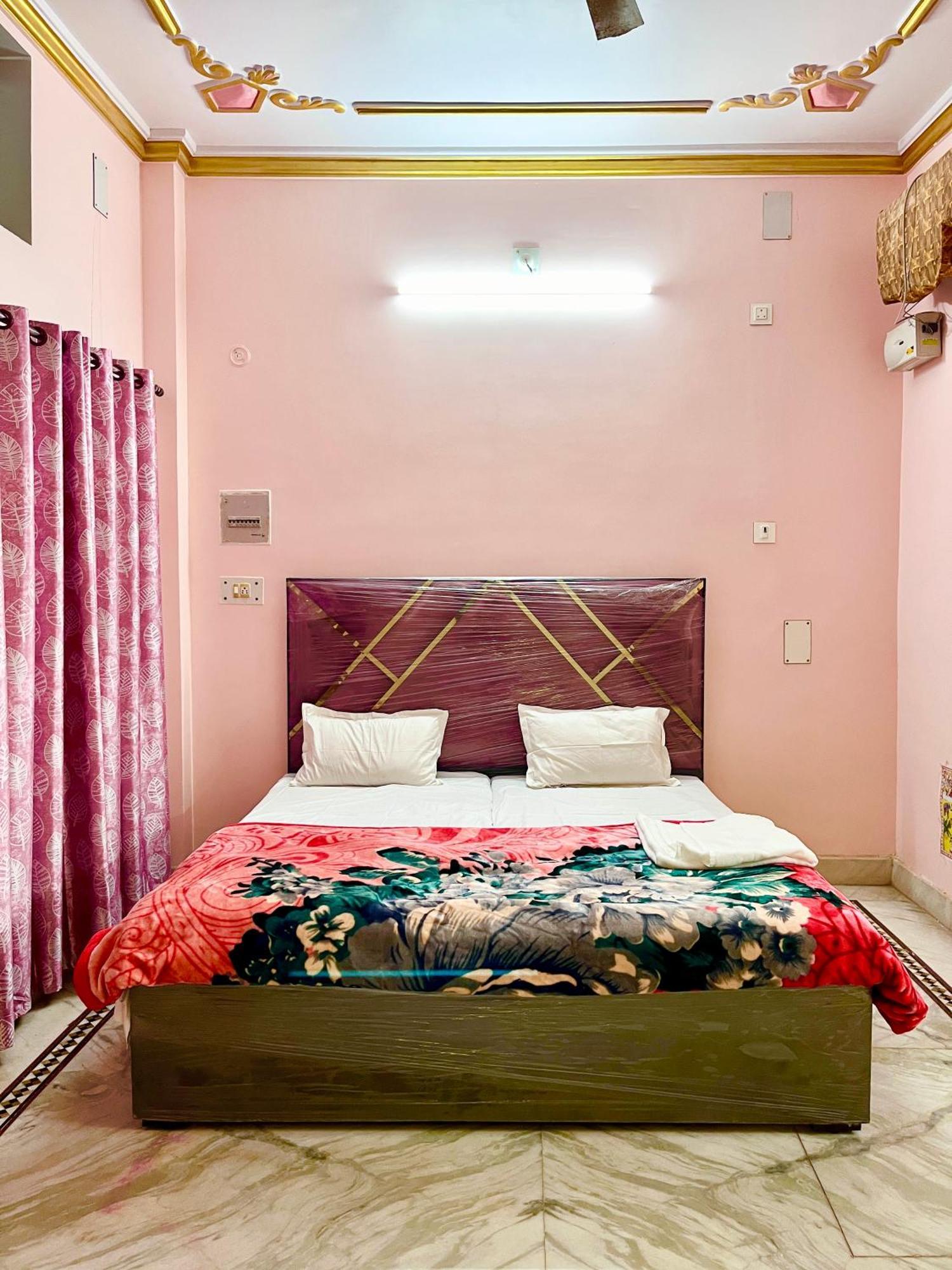 Trilok Residency - Dashashwamedh Guest house *